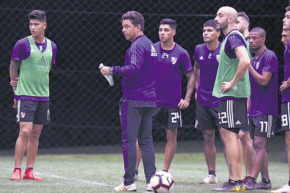 El entrenador Gallardo da indicaciones en Ezeiza al plantel millonario. (Fuente: Prensa River)