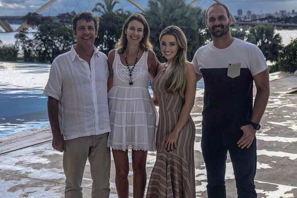 El embajador de Macri y el hijo de Bolsonaro, con sus parejas. (Fuente: Twitter)