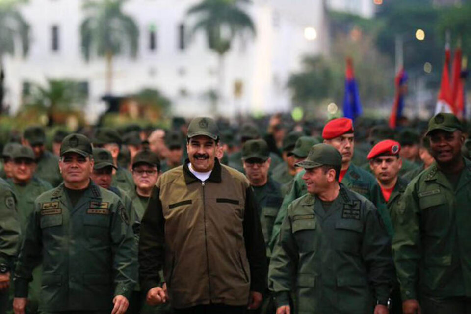 Maduro, rodeado de militares leales al chavismo. (Fuente: Twitter Nicolás Maduro)