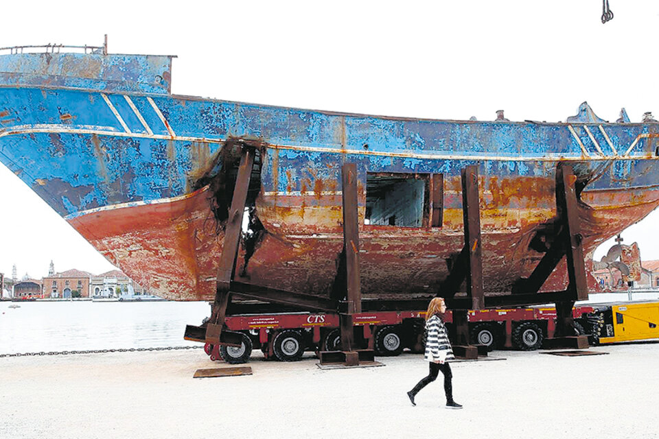 El barco pesquero es una obra sin nombre y sin inscripciones. La gigantesca obra que se pierde en el paisaje de los otros barcos, recuerda la injusticia y la muerte de migrantes libios.