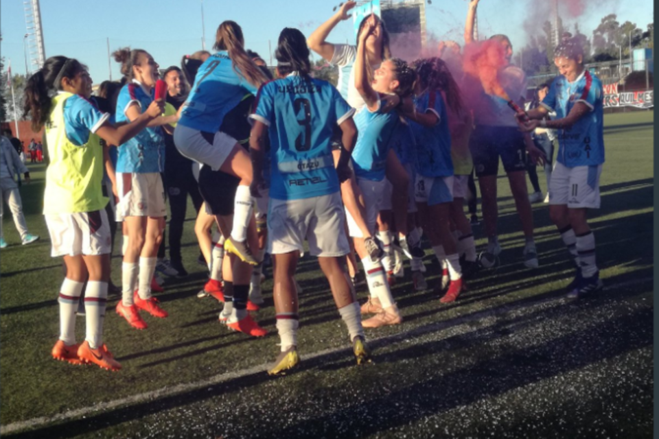 El festejo de la UAI Urquiza, que volverá a representar al fútbol argentino en la Copa Libertadores.