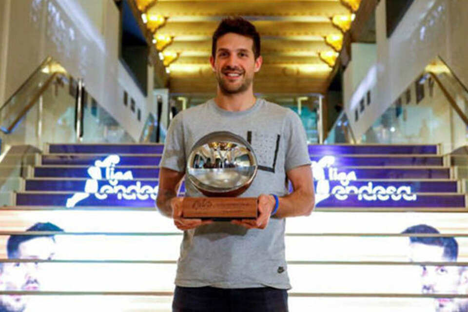 Laprovittola y el trofeo al jugador más valioso de España. (Fuente: EFE)