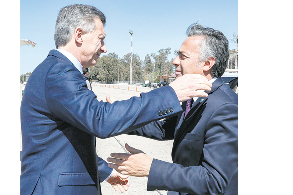 El presidente Macri y Cornejo, el titular de la UCR, quien exige sumar nuevos aliados (Fuente: NA)