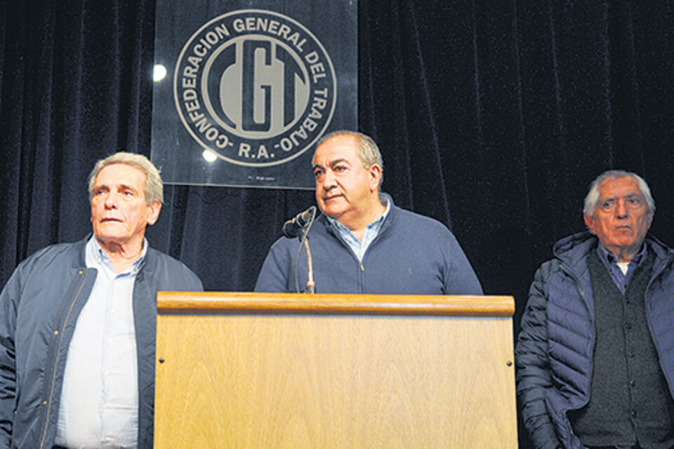 Carlos Acuña, Héctor Daer y Hugo Benítez cuando anunciaron el paro del 29M. (Fuente: Sandra Cartasso)