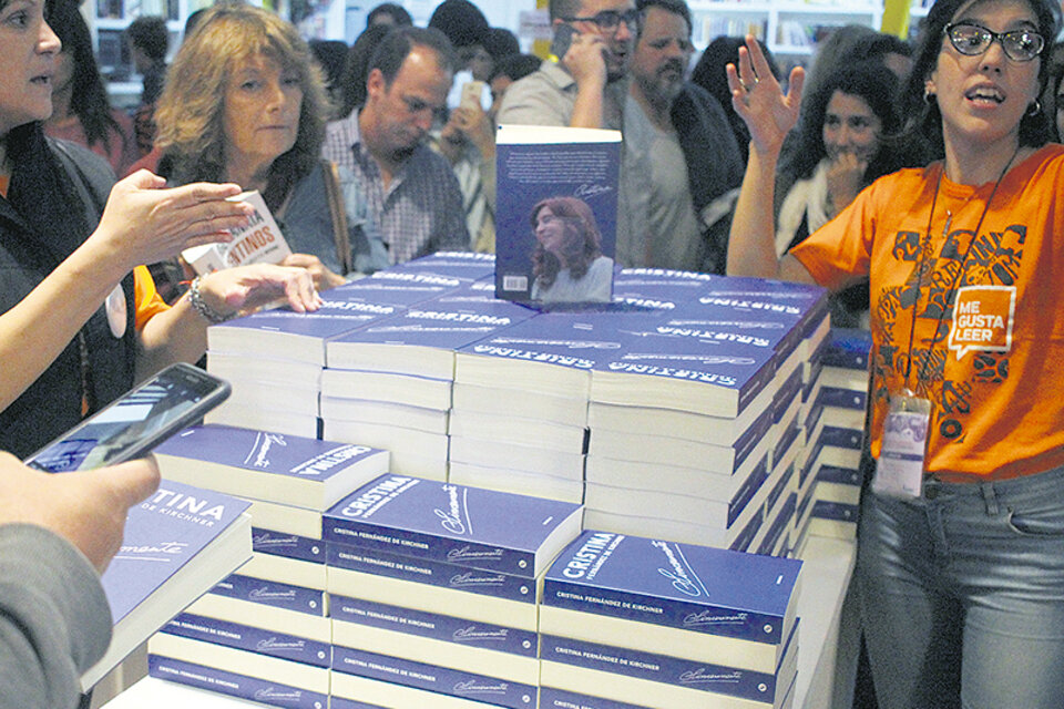 Cristina Kirchner reaparecerá esta noche en la Feria del Libro.