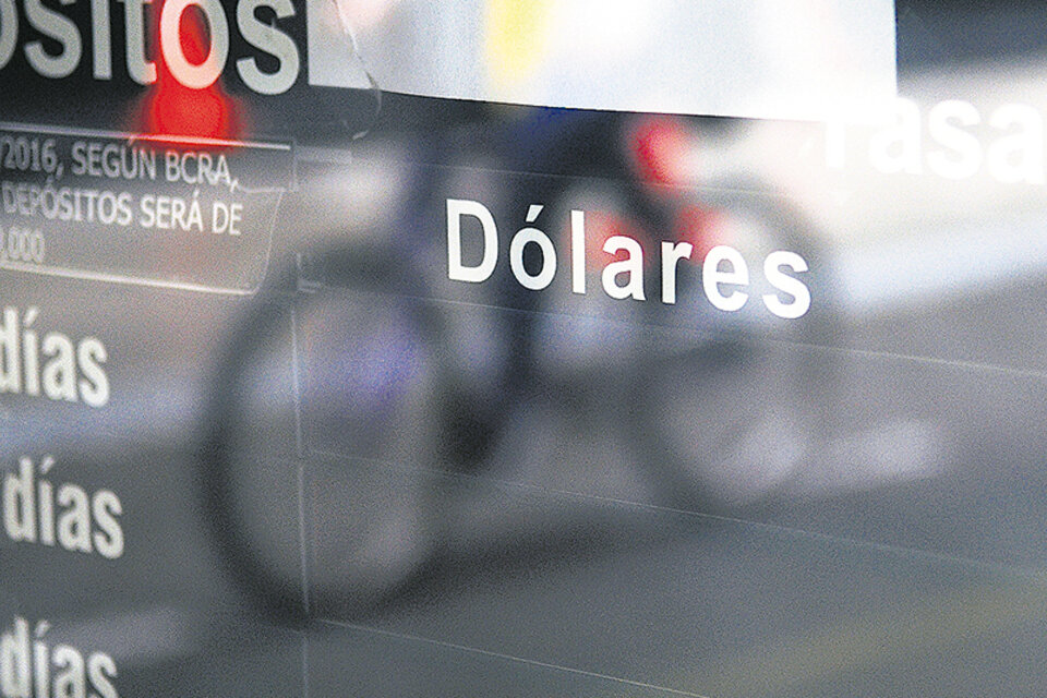 La cotización del dólar se ubicó en 46,45 pesos al registrar una suba de 25 centavos.