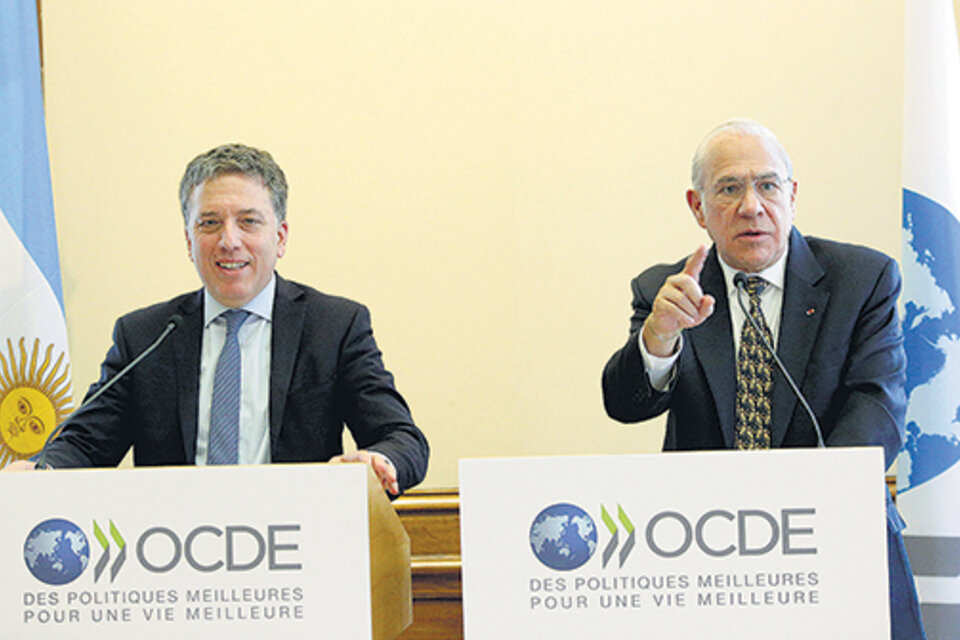Nicolás Dujovne y Angel Gurría, secretario de la OCDE, en un encuentro el año pasado. (Fuente: NA)