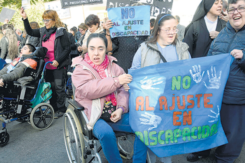 Frente a la Quinta presidencial, se manifestaron por los derechos de los discapacitados. (Fuente: Télam)