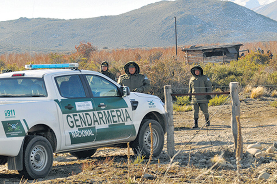 La Gendarmería, durante uno de los operativos en Chubut por el caso Maldonado. (Fuente: Gustavo Zaninelli)