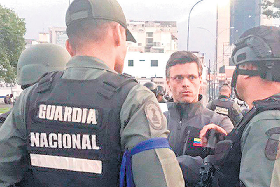López habla con soldados venezolanos poco antes de ser liberado de su prisión domiciliaria. (Fuente: AFP)