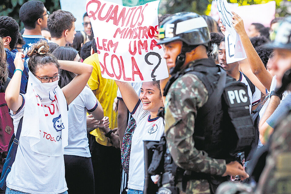 Cientos de estudiantes de escuelas federales y universidades de Río protestaron contra los recortes.