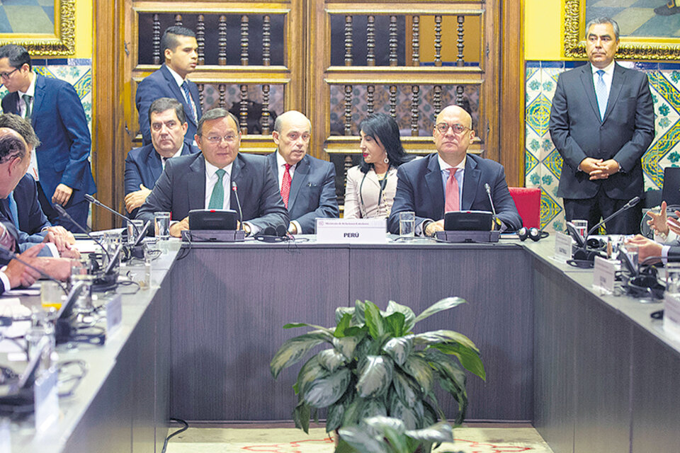 El canciller peruano Néstor Popolizio (centro, izq.) y su vice presiden la reunión en Lima. (Fuente: AFP)