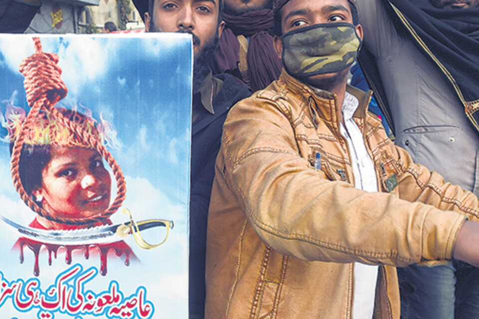 Islamistas paquistaníes protestaron contra la absolución de Asia Bibi, madre de cinco hijos.