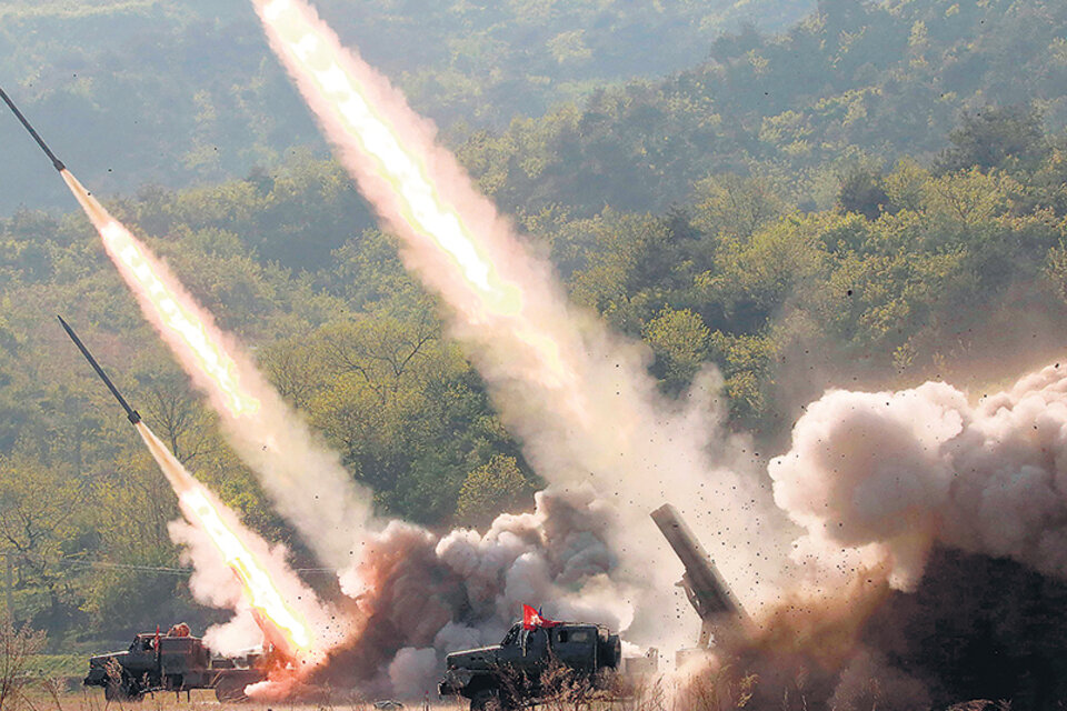 Imagen de la agencia de noticias norcoreana mostrando el lanzamiento de misiles en el oeste del país. (Fuente: AFP)