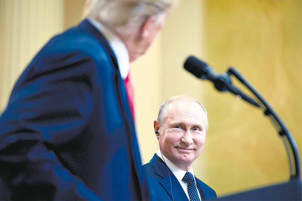 Trump y Putin durante su última cumbre en Helsinki en julio del año pasado. (Fuente: AFP)