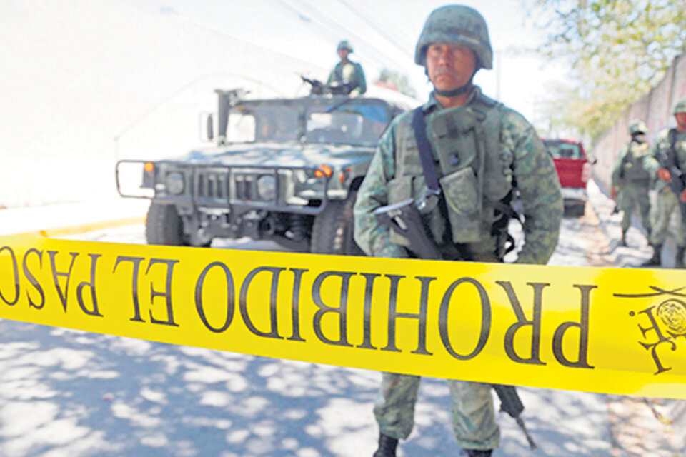 Soldados mexicanos resguardan el sitio en el que aparecieron 28 cuerpos el domingo en Guadalajara. (Fuente: EFE)