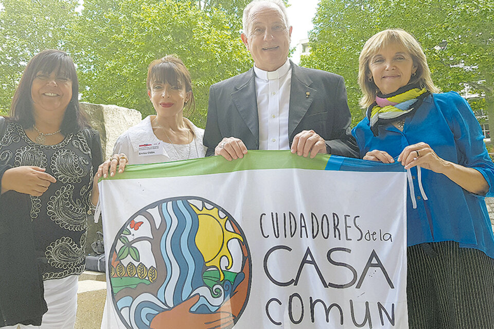 Emilce Cuda y monseñor Lugones (cent.) junto a miembros de Cuidadores de la Casa Común.