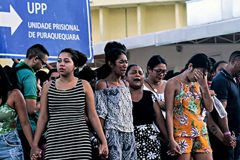Familiares de los presos rezan afuera de una de las cuatro cárceles de Manaus, en el estado de Amazonas.