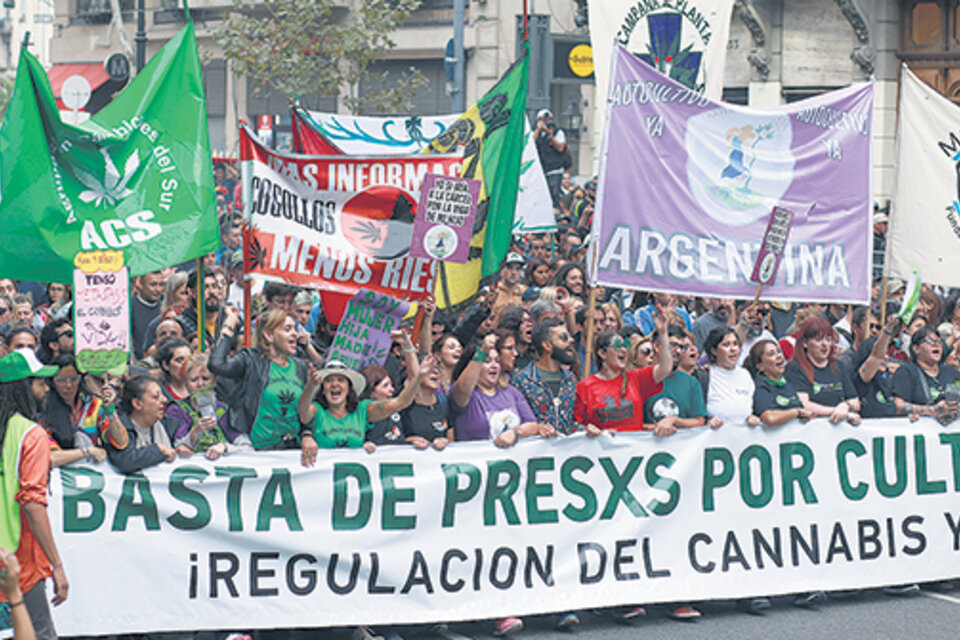 La cabecera de la vigésima edición en la Argentina de la Marcha Mundial por la Marihuana. (Fuente: Dafne Gentinetta)