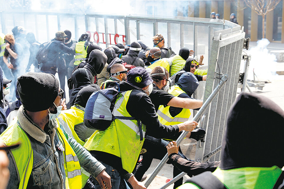 De los palos y los gases, en París, no se salva nadie cuando manifiestan los chalecos amarillos. (Fuente: AFP)