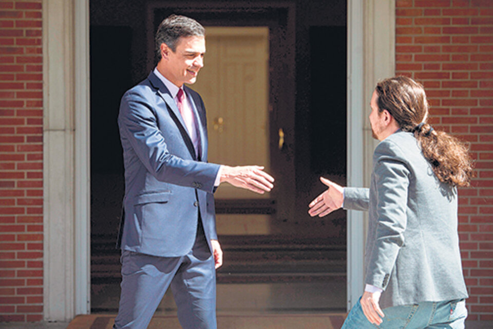 Sánchez e Iglesias se dan la mano antes de reunirse ayer en el Palacio de la Moncloa. (Fuente: EFE)
