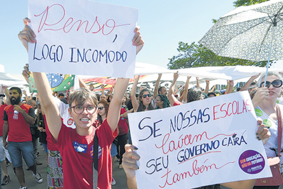 Protesta docente y estudiantil ayer en Brasilia, en contra de los recortes del gobierno. (Fuente: AFP)