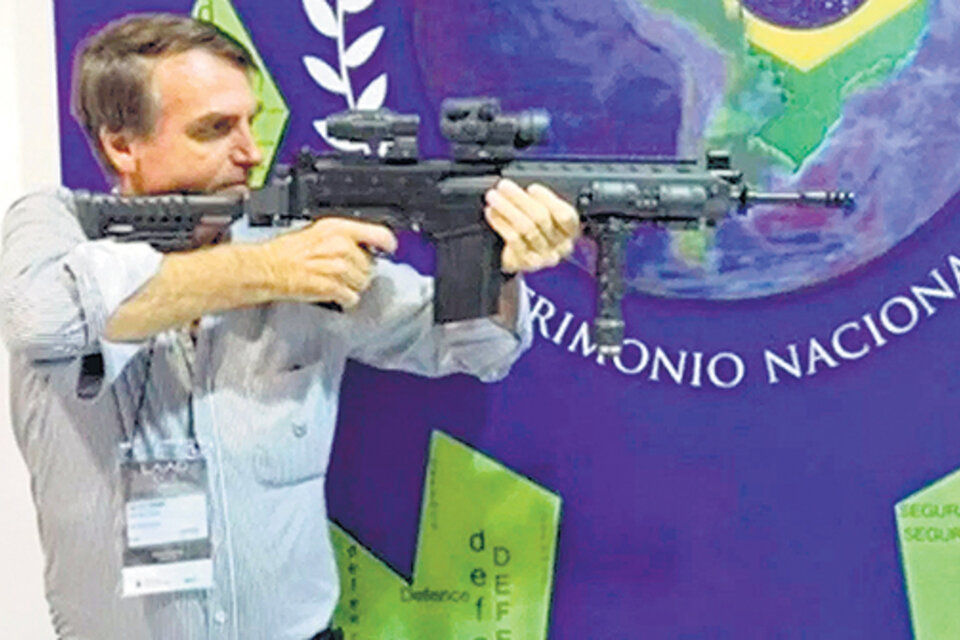 Bolsonaro, un hombre de armas llevar, propuso fusilar ladrones en Brasil.