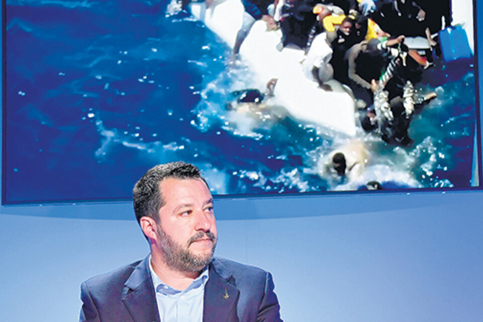 Matteo Salvini hizo campaña con la fake news de la “invasión” de migrantes. (Fuente: EFE)