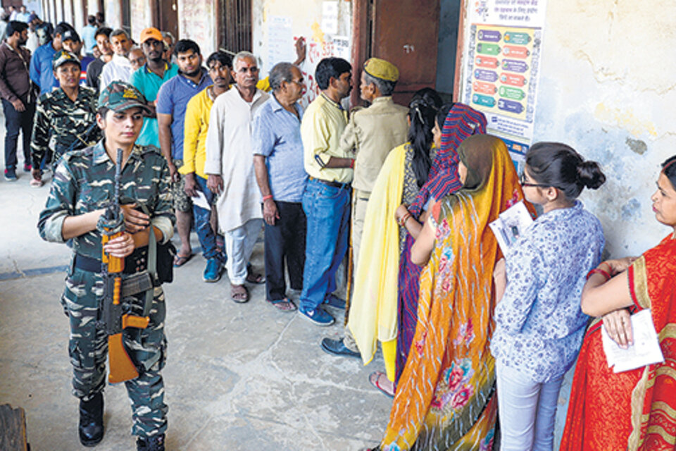 Una fila de ciudadanos espera para votar en el estado de Uttar Pradish, en la India. (Fuente: AFP)