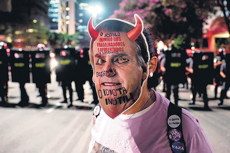 Un manifestante con careta de Bolsonaro en San Pablo.