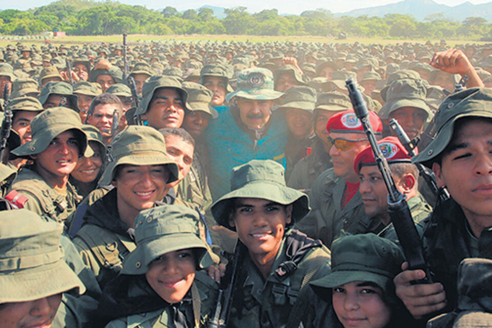 Maduro posa con soldados durante una movilización en El Pao, Cojedes.