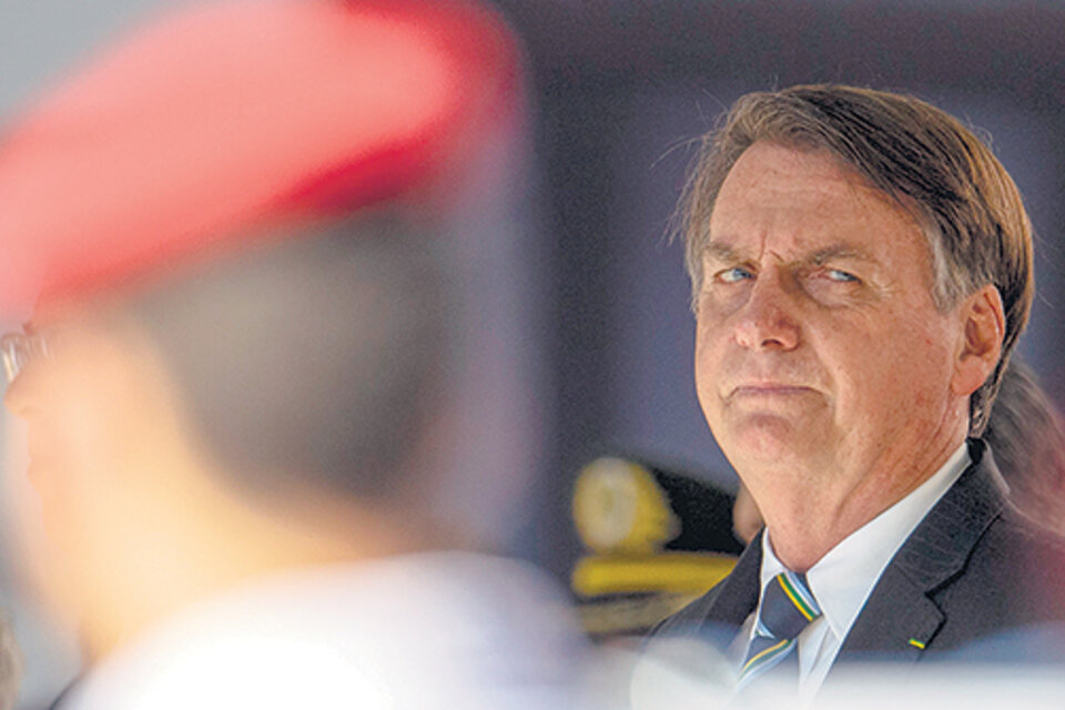 Bolsonaro parece disgustado durante una ceremonia de anteayer en una academia militar en Río. (Fuente: AFP)