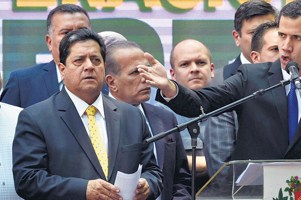 Guaidó señala a su vice, Zambrano, durante un discurso en marzo pasado. (Fuente: AFP)
