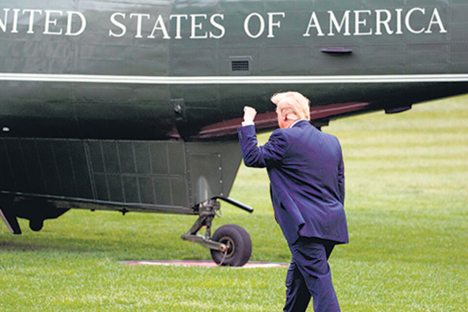 Con el puño en alto Trump se sube a su helicóptero Marine One en Washington DC.