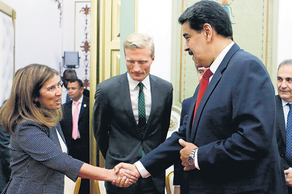 Maduro recibe a miembros del Grupo de Contacto en Caracas.