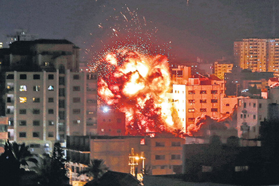 Una bomba israelí estalla en Ciudad de Gaza durante el ataque de Israel a las milicias palestinas. (Fuente: AFP)
