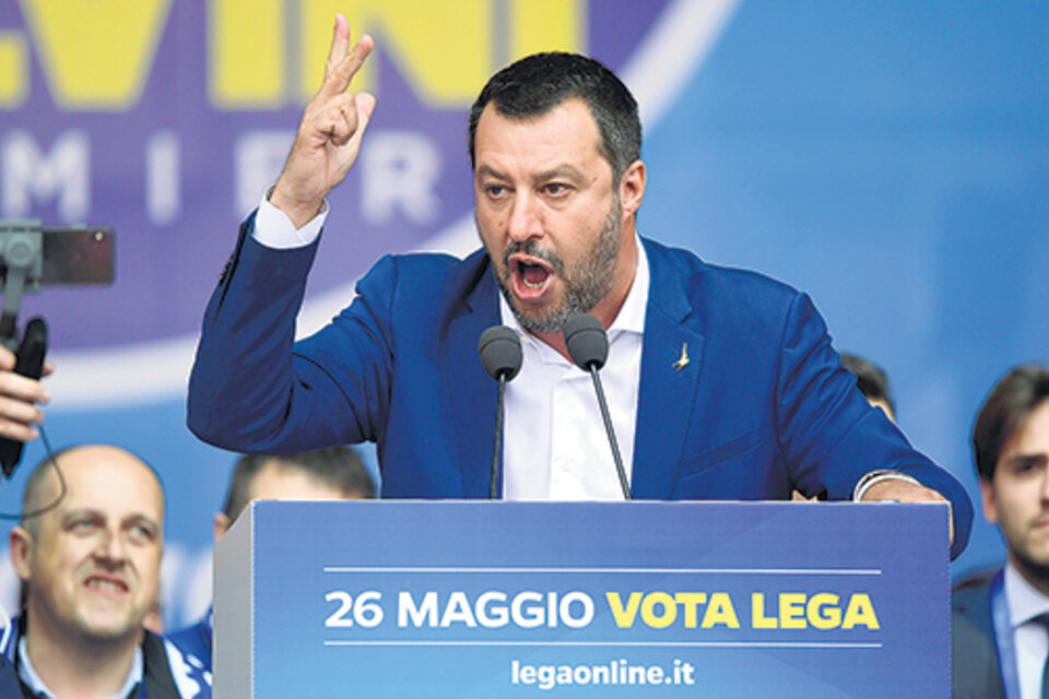Salvini arenga a la multitud durante la cumbre ultraderechista en Milán.