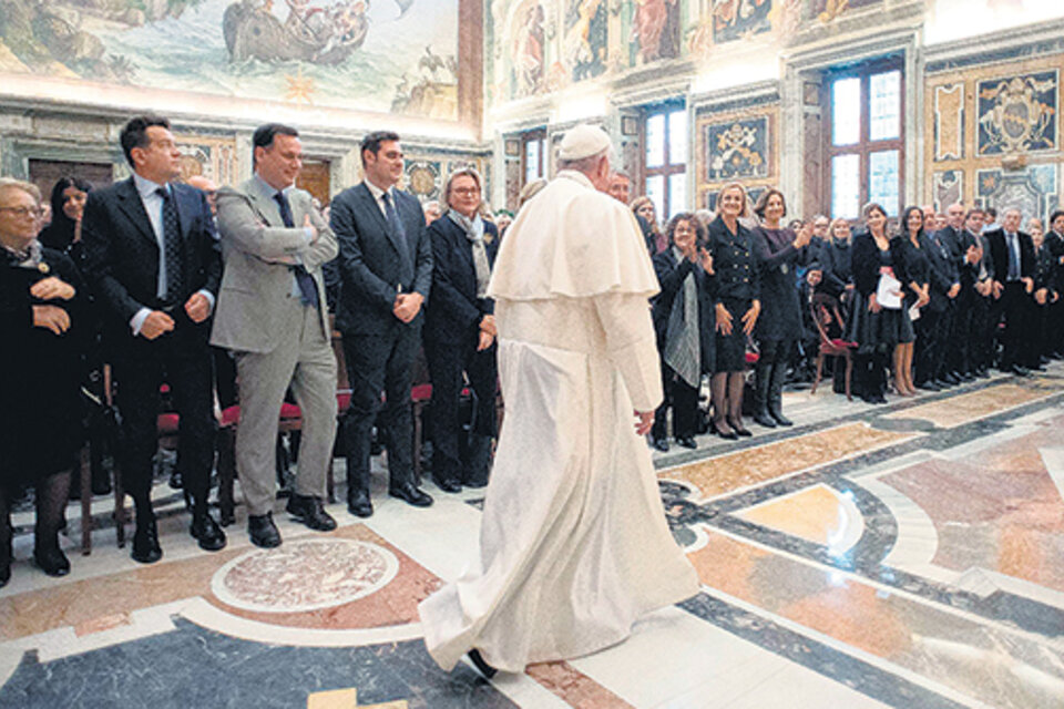 El Papa se encuentra con periodistas en la sala clementina del Vaticano.