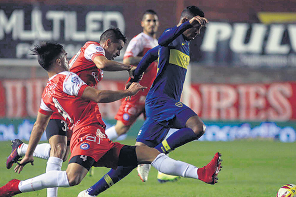 Boca y Argentinos empataron sin goles en La Paternal durante la ida.