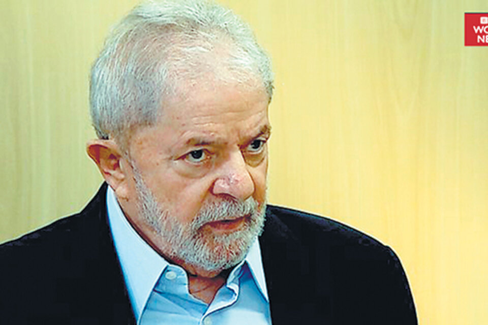“Bolsonaro corre detrás de su hijo para apagar un incendio todos los días”, dijo Lula.