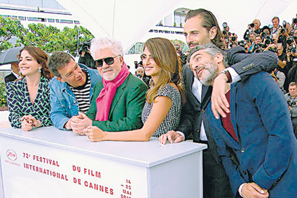 Banderas, Almodóvar, Penélope Cruz y Leonardo Sbaraglia con la prensa en Cannes.
