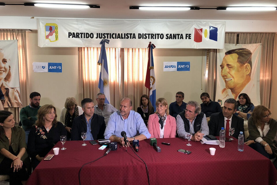 Olivera comunicó la posición del PJ rodeado de candidatos.