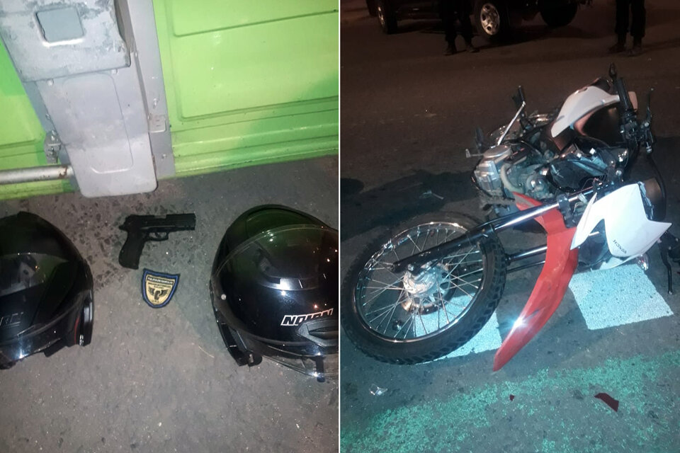 El arma secuestrada y la moto en la que viajaban los atacantes, luego de accidentarse.