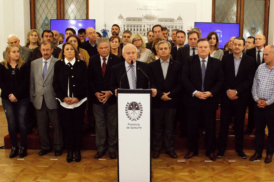 Lifschitz anunció que no habrá reforma rodeado de dirigentes socialistas.