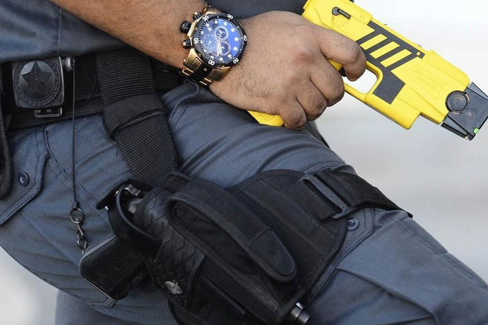 La Taser provoca un shock eléctrico que puede causar un paro cardíaco.