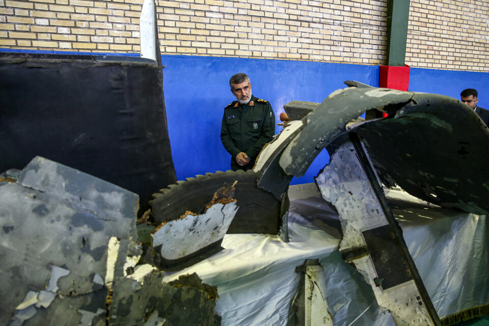 Los restos del dron rescatados por los iraníes. (Fuente: AFP)