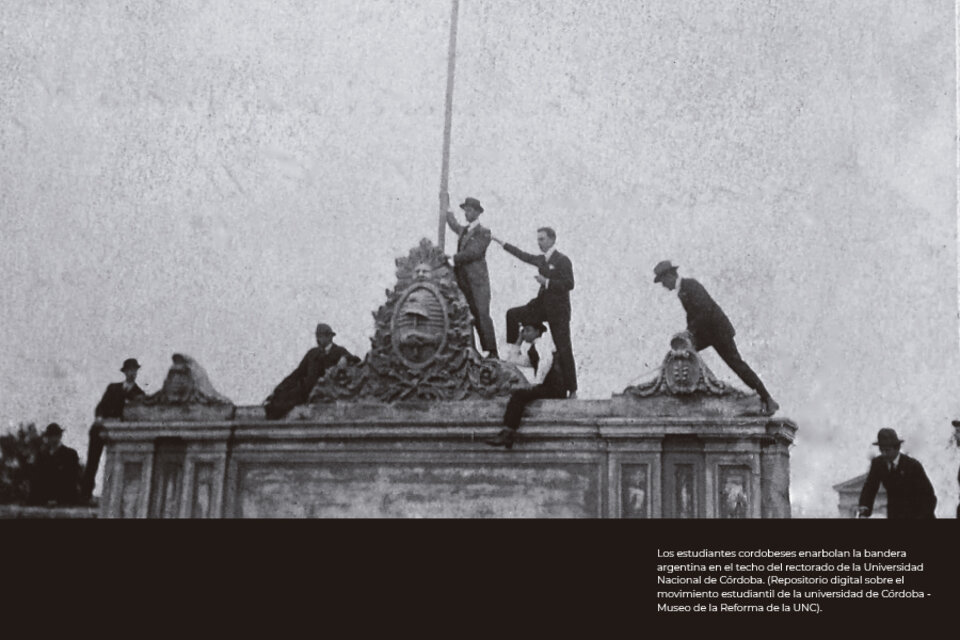 1918: estudiantes cordobeses toman el techo del rectorado de la UNC.