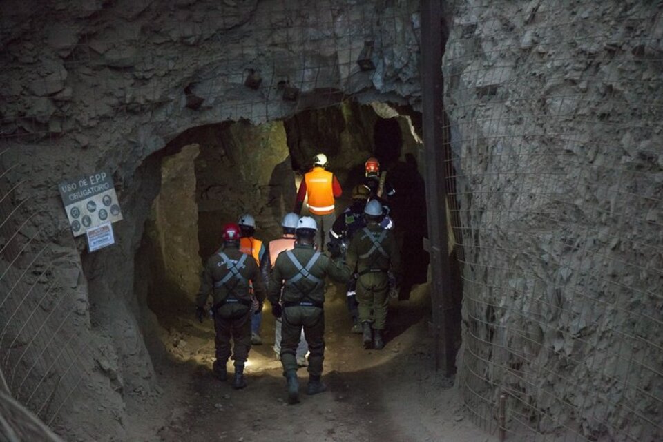 Los rescatistas ingresan a la mina para seguir con las labores de búsqueda. (Fuente: EFE)