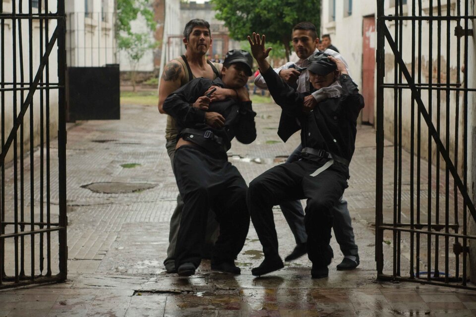 La devoción por Bazán Frías, que compartía sus botines en el barrio, es habitual entre los presos tucumanos.