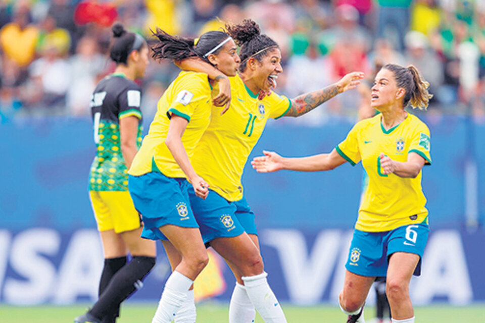 Brasil festeja uno de los tres goles de Cristiane. (Fuente: Prensa FIFA)